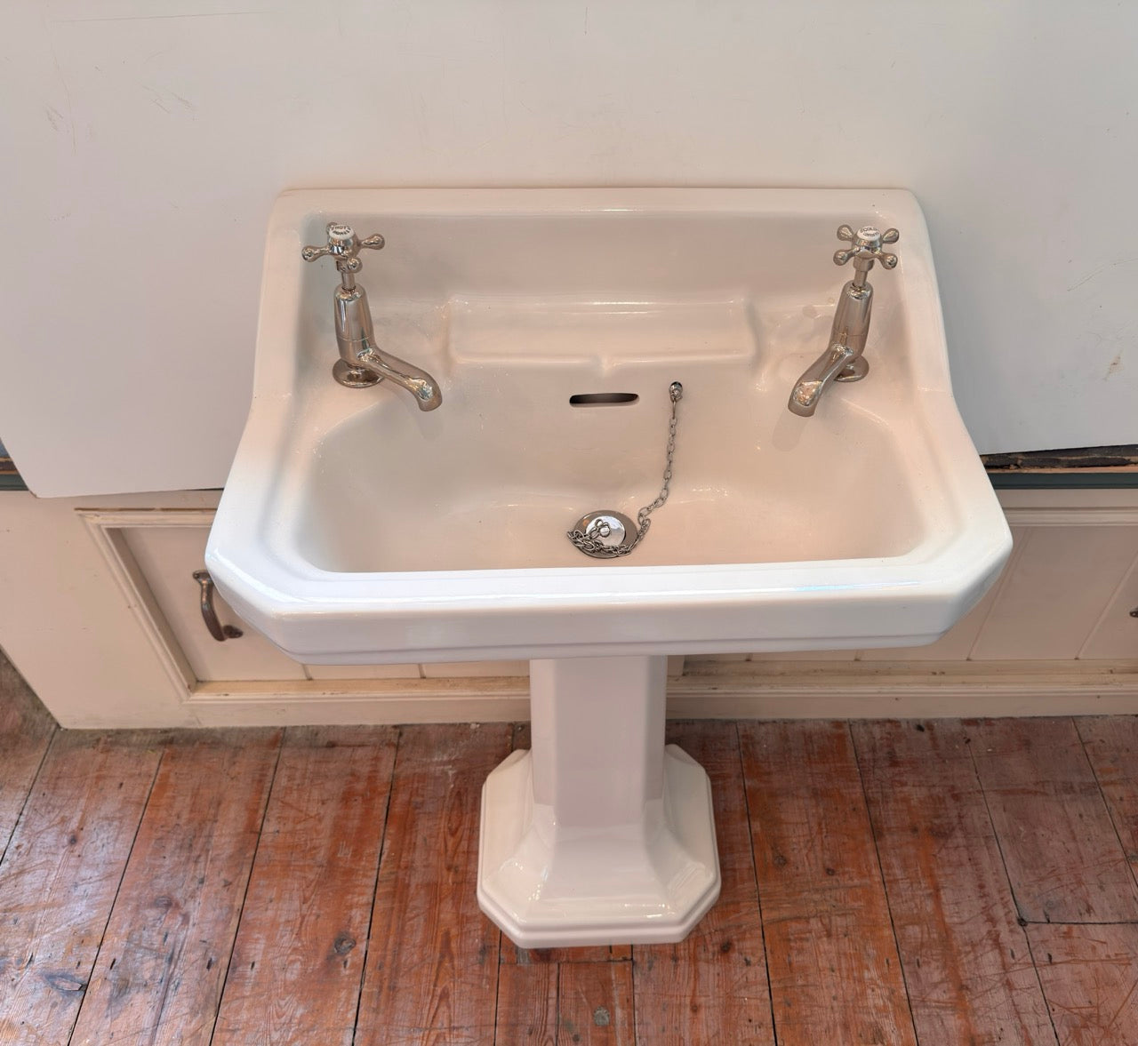 "Standard" 1930s Basin and Pedestal.