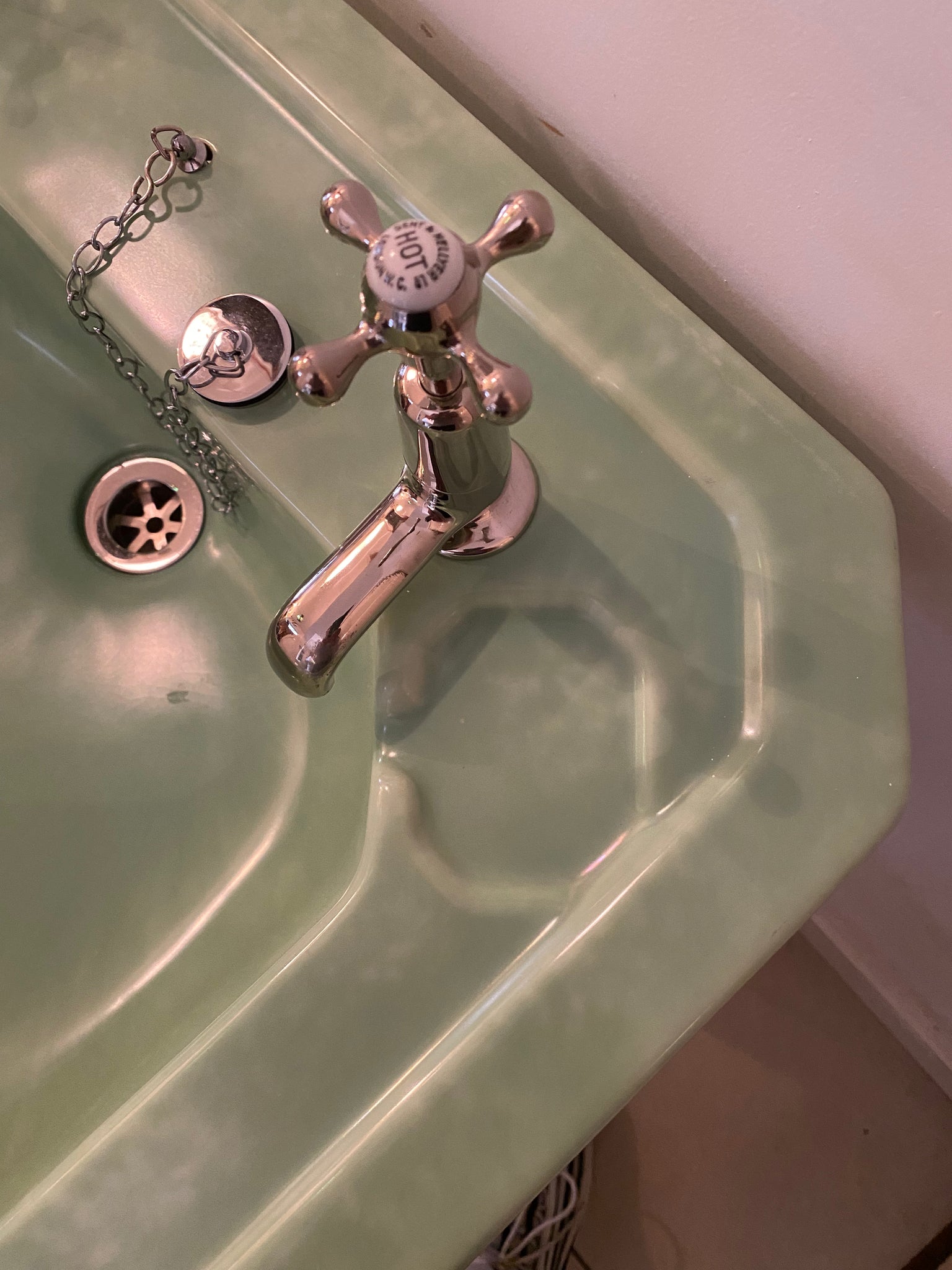 Art Deco Basin & Pedestal in a Marbled/Sponged Pea Green Glaze C.1930