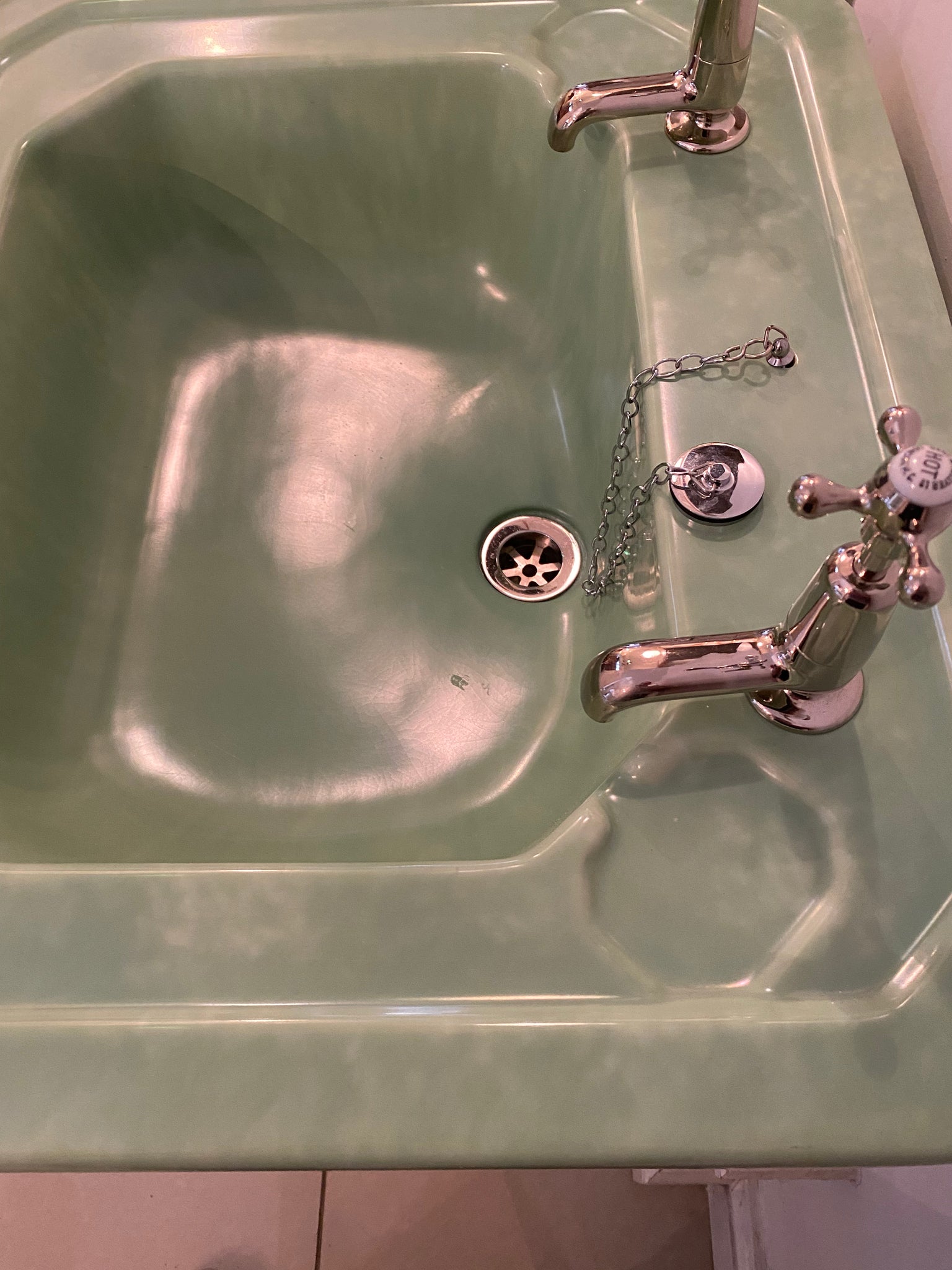 Art Deco Basin & Pedestal in a Marbled/Sponged Pea Green Glaze C.1930