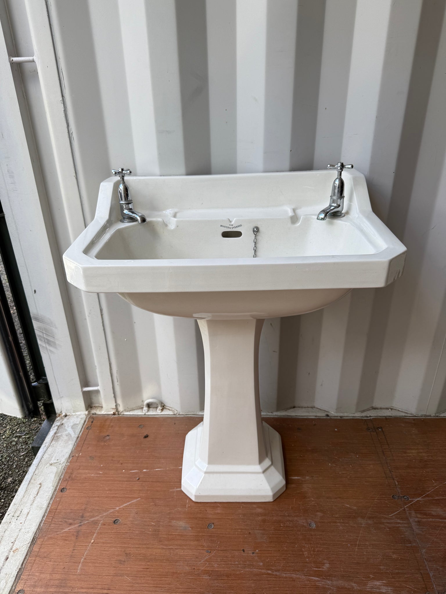 Art Deco Basin and Pedestal "THE MODERN PYRAMID" C.1930