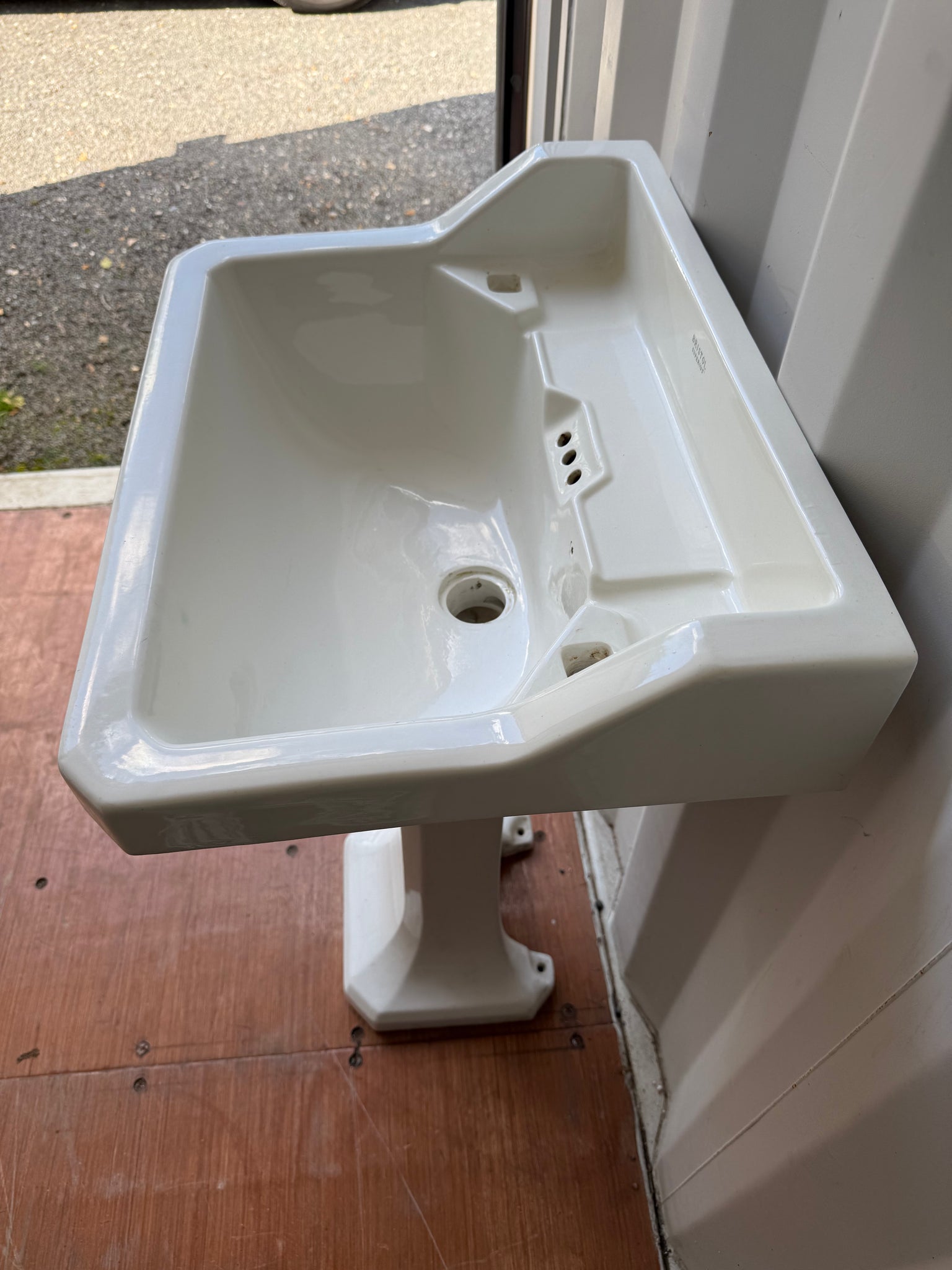 The "SUPERIUS" Basin and Pedestal by BRISTOL C.1930